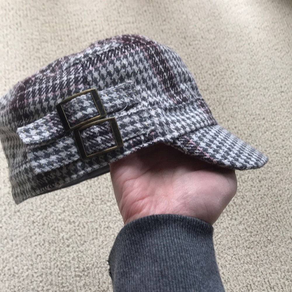 Super cute little hat!